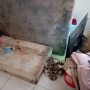 Segundo a PM, o casal utilizava a própria casa para armazenar e vender drogas (Foto: PMPR ) 
