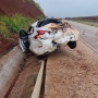 Três pessoas estavam no carro (Foto: CGN ) 