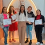 Para Noelia Gecse, o apoio do Sicredi foi essencial para transformar seu estúdio de beleza em um centro de capacitação e geração de renda (Foto: Divulgação ) 