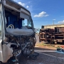 Com o impacto, o caminhão tombou e ficou de lado (Foto: Portal Nova Santa Rosa ) 