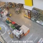 As fotos são registros das imagens de câmera de segurança que flagraram os cinco furtos (Foto: Câmeras de segurança ) 