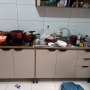 Segundo a PM, o casal utilizava a própria casa para armazenar e vender drogas (Foto: PMPR ) 