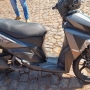 Com a batida, o motociclista, não identificado, sofreu violenta queda e ficou ferido (Foto: Cristine Kempp/AquiAgora.net ) 