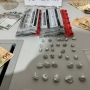 Segundo a PM, o casal utilizava a própria casa para armazenar e vender drogas (Foto: PMPR ) 